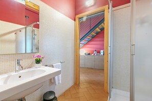 Dusche, Haartrockner, Bidet, Handtücher