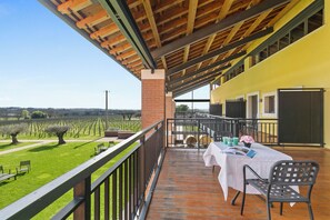 Family Room, Multiple Bedrooms (Junior Suite Borgogna - Almavite) | Balcony