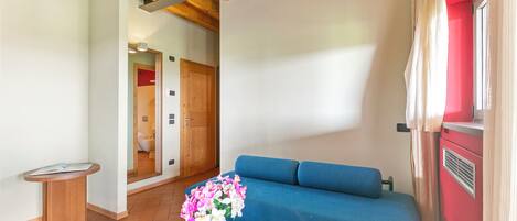 Familienzimmer, Mehrere Schlafzimmer (Junior Suite Borgogna - Almavite) | Wohnbereich