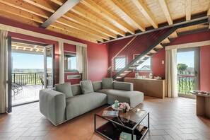 ファミリー ルーム ベッドルーム (複数) (Suite Grand Ballon - Almavite) | リビング エリア | 21 インチのスマートテレビ (ケーブル放送視聴可)