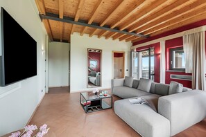 Family Room, Multiple Bedrooms (Suite Grand Ballon - Almavite) | Living area | 21-inch Smart TV with cable channels - Almavite Wine Resort (Desenzano del Garda)