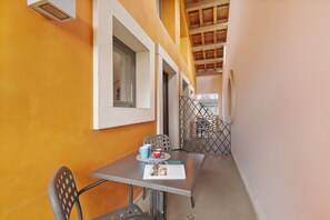 Family Room, Multiple Bedrooms (Double Deluxe Tulipano - Almavite) | Balcony - Almavite Wine Resort (Desenzano del Garda)