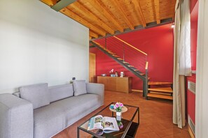 ファミリー ルーム ベッドルーム (複数) (Suite Ballon - Almavite) | リビング エリア | 21 インチのスマートテレビ (ケーブル放送視聴可)