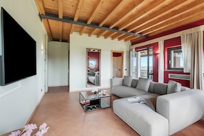 Habitación familiar, 1 habitación (Suite Grand Ballon - Almavite) | Área de sala de estar | Smart TV de 21 pulgadas con canales por cable 