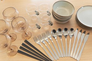 Apartamento | Cozinha privada | Geladeira, micro-ondas, cooktop, talheres/pratos/utensílios de cozinha