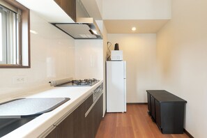 Appartement | Cuisine privée | Réfrigérateur, four à micro-ondes, surface de cuisson