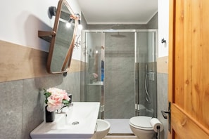 Suihku, hiustenkuivaaja, bidee, pyyhkeet