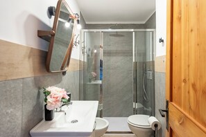 Standard Apartment, Multiple Bedrooms (Montagne E Coccole) | Bathroom | Shower, hair dryer, bidet, towels - Montagne E Coccole (Pre-Saint-Didier)