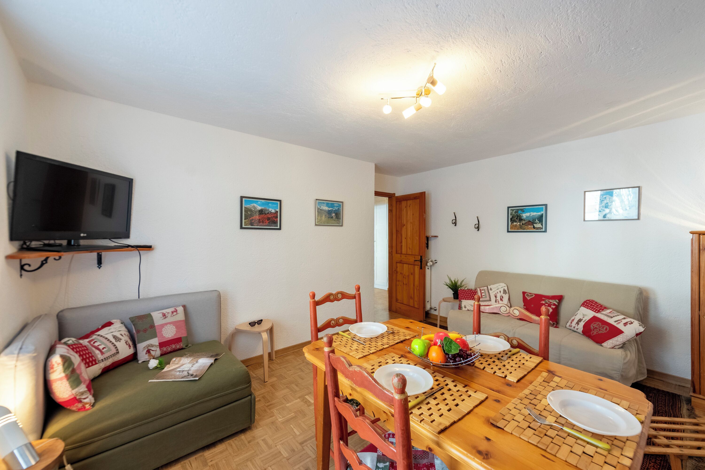 Standard Apartment, Multiple Bedrooms (Montagne E Coccole) | Ruang tamu | 21 inci sebuah televisyen pintar dengan kabel 