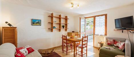 Standard Apartment, Multiple Bedrooms (Montagne E Coccole) | Living area | 21-inch Smart TV with cable channels