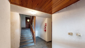 A staircase with a wooden handrail leading to a landing. - Montagne E Coccole (Pre-Saint-Didier)
