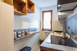 Cafetera/tetera, refrigerador, microondas, placa de cocina