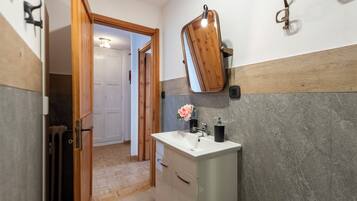 Chuveiro, secador de cabelo, bidê, toalhas de banho