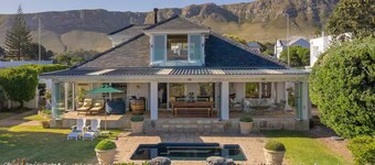 4-bedroom house overlooking the sea on the cliff path in Hermanus
