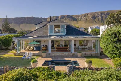 4-bedroom house overlooking the sea on the cliff path in Hermanus