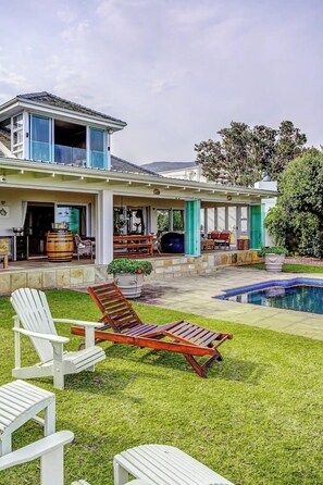 Pool - 4-bedroom house overlooking the sea on the cliff path in Hermanus (Hermanus)