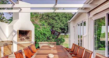 4-bedroom house overlooking the sea on the cliff path in Hermanus