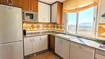 Een magnetron, een oven, een kookplaat, een vaatwasser