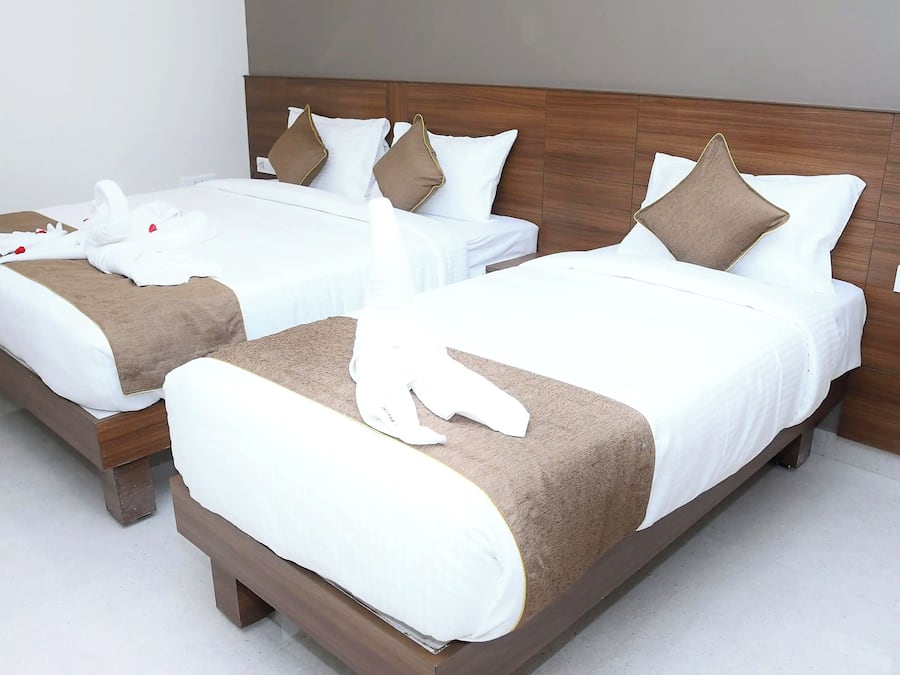 Roupas de cama premium, escrivaninha, espaço de trabalho para notebook