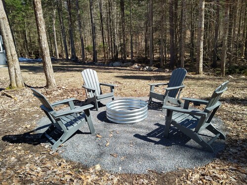 ADK Getaway "Pine Tree Retreat" 1 bedroom cottage 1 mile from Adirondacks