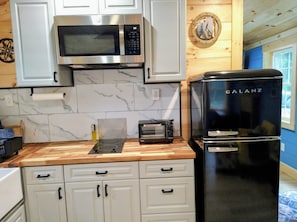 Refrigerador, microondas, horno y parrilla de estufa