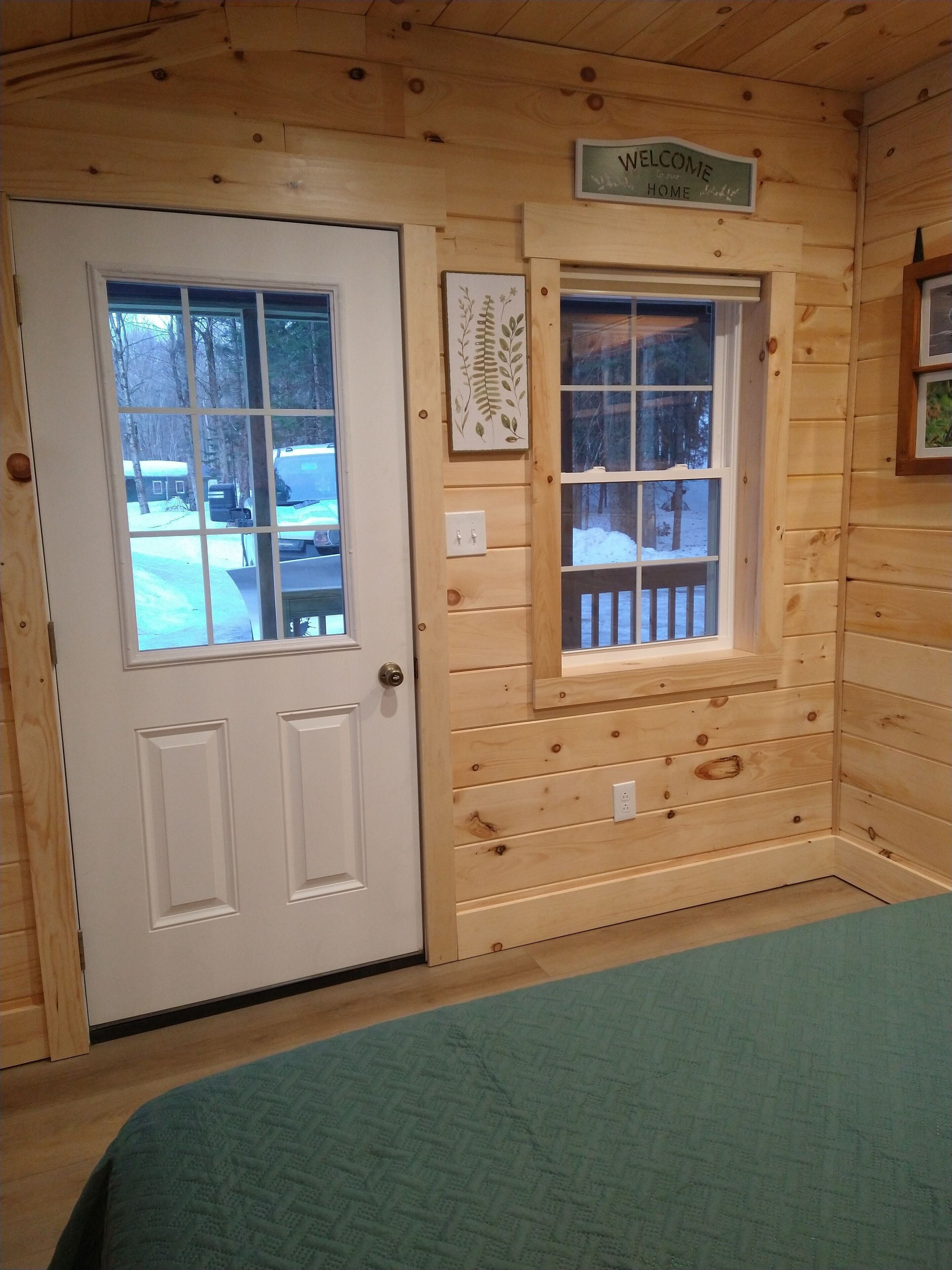 1 間睡房、書桌、熨斗/熨衫板、可攜式嬰兒床