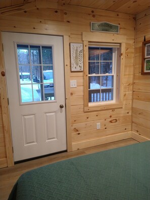 1 soverom, skrivebord, strykejern/-brett og reiseseng for barn