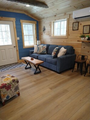 Smart TV, fireplace, books - ADK Getaway "Pine Tree Retreat" 1 bedroom cottage 1 mile from Adirondacks (Malone)
