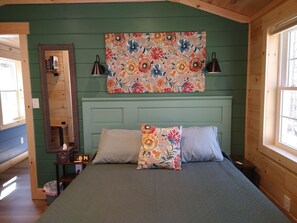 1 chambre, bureau, fer et planche à repasser, lit parapluie