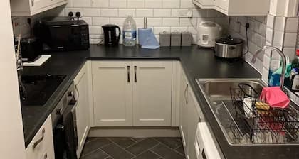 Cosy 2 Bed House - Sleeps 3, Parking & Garden