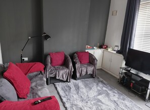 A living room with a sofa, two armchairs, a TV, a lamp, and a radiator. - 2br-sleeps3 -family Friendly -free Parking -garden (Nottingham)