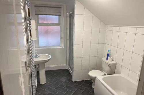 2br-sleeps3 -family Friendly -free Parking -garden