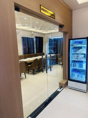 Restaurant - Hotel Deep Palace (Varanasi)