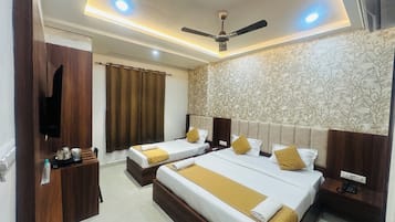 Habitación familiar | Ropa de cama de alta calidad, camas Select Comfort y escritorio