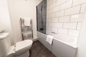 Shower, towels - Stylish Property in Hartlepool (Hartlepool)