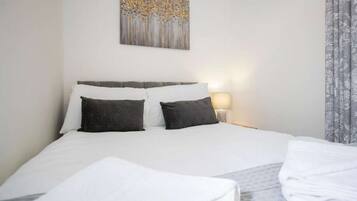 3 bedrooms, iron/ironing board, WiFi, bed sheets