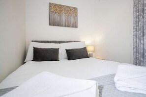 3 slaapkamers, een strijkplank/strijkijzer, wifi, beddengoed