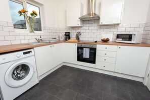 Een koelkast, een microgolfoven, een oven, een kookplaat