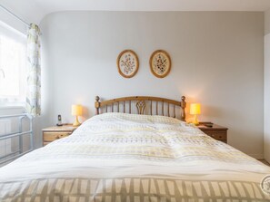 3 bedrooms, internet, bed sheets