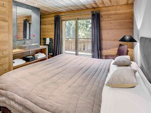 6 bedrooms, free WiFi, bed sheets