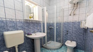A bathroom with a toilet, bidet, and shower stall. - Apartman Villa Ljiljana 5 (Jadranovo)