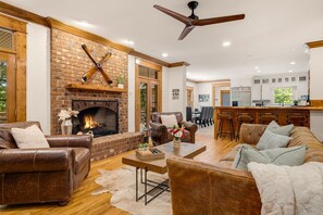 Smart TV, chimenea, videojuegos y futbolito 