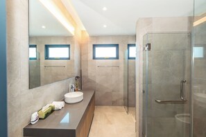 Secador de cabelo, toalhas de banho, sabonete, shampoo