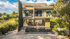 A modern two-story house with a stone staircase leading to the entrance. - Merbrisa Rayong - Ao khai beachfront (Klaeng)