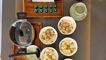 Casa, vista para o mar | Opções para refeição no quarto