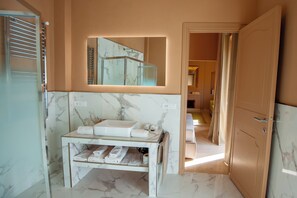 Suite, vistas a la ciudad | Baño | Zapatillas, toallas, jabón y champú