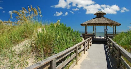 Breezy Bungalow Pet-Friendly With Community Amenities