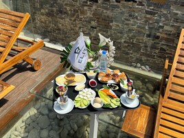 Se ofrece un desayuno completo (10 USD por persona)