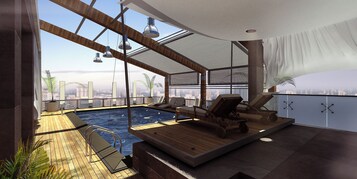 Una piscina al aire libre de temporada