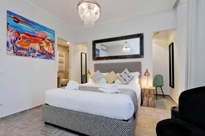 Elite-Doppelzimmer, Balkon, Stadtblick | Zimmersafe, Bügeleisen/Bügelbrett, kostenloses WLAN